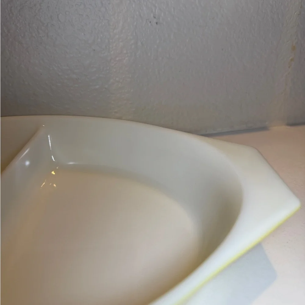 Vintage Pyrex Yellow 1 1/2 QT Divided‎ Casserole Baking Dish